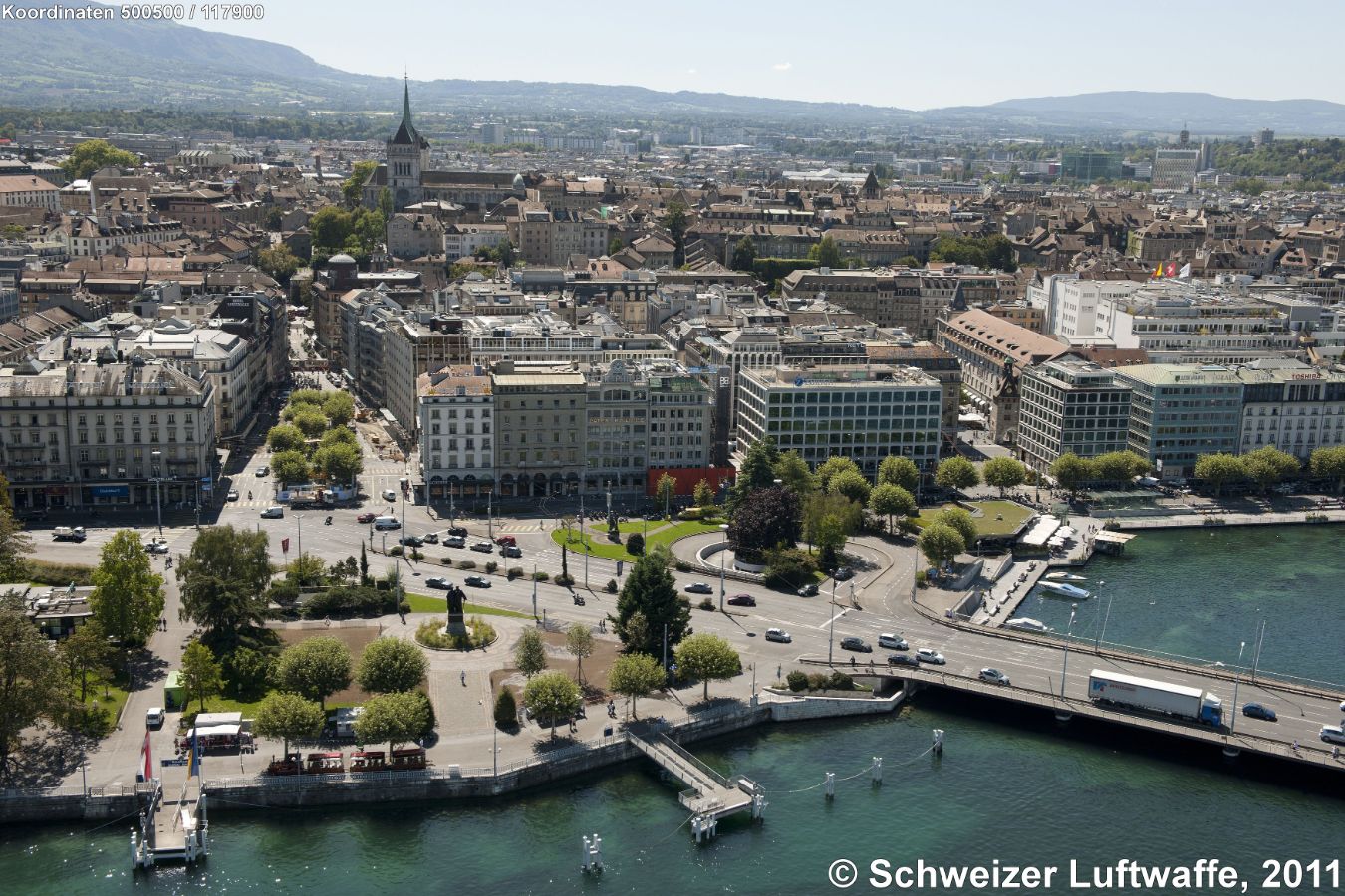 Genf / Genève, Pont du Mont-Blanc, Blickrichtung SW in die 'Rues-Basses-L'ongemalle'. 'Jardin Anglais' links der Brücke, rechts' Quai Général-Guisan'. Im Hintergrund Stadtteil 'Rond-Point-de-Rive'.